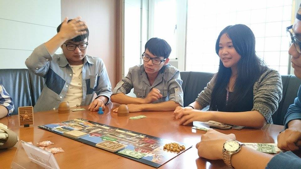 熱情參與活動的同學圖片
