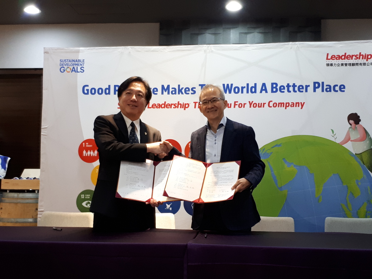 Dean of CoM Professor San-Yih Hwang (on the right) signed a letter of intent on strategic alliance and an agreement on internship for graduates with Chairman of Laser Tek Taiwan Gary Cheng.Image
