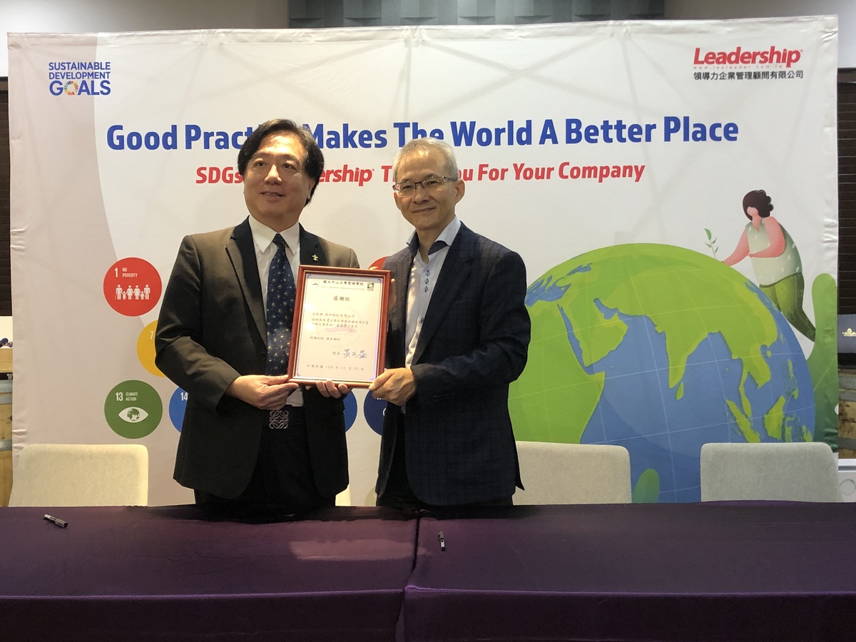 Dean of CoM Professor San-Yih Hwang hands a letter of appreciation to Chairman of Laser Tek Taiwan Gary Cheng (on the left).Image