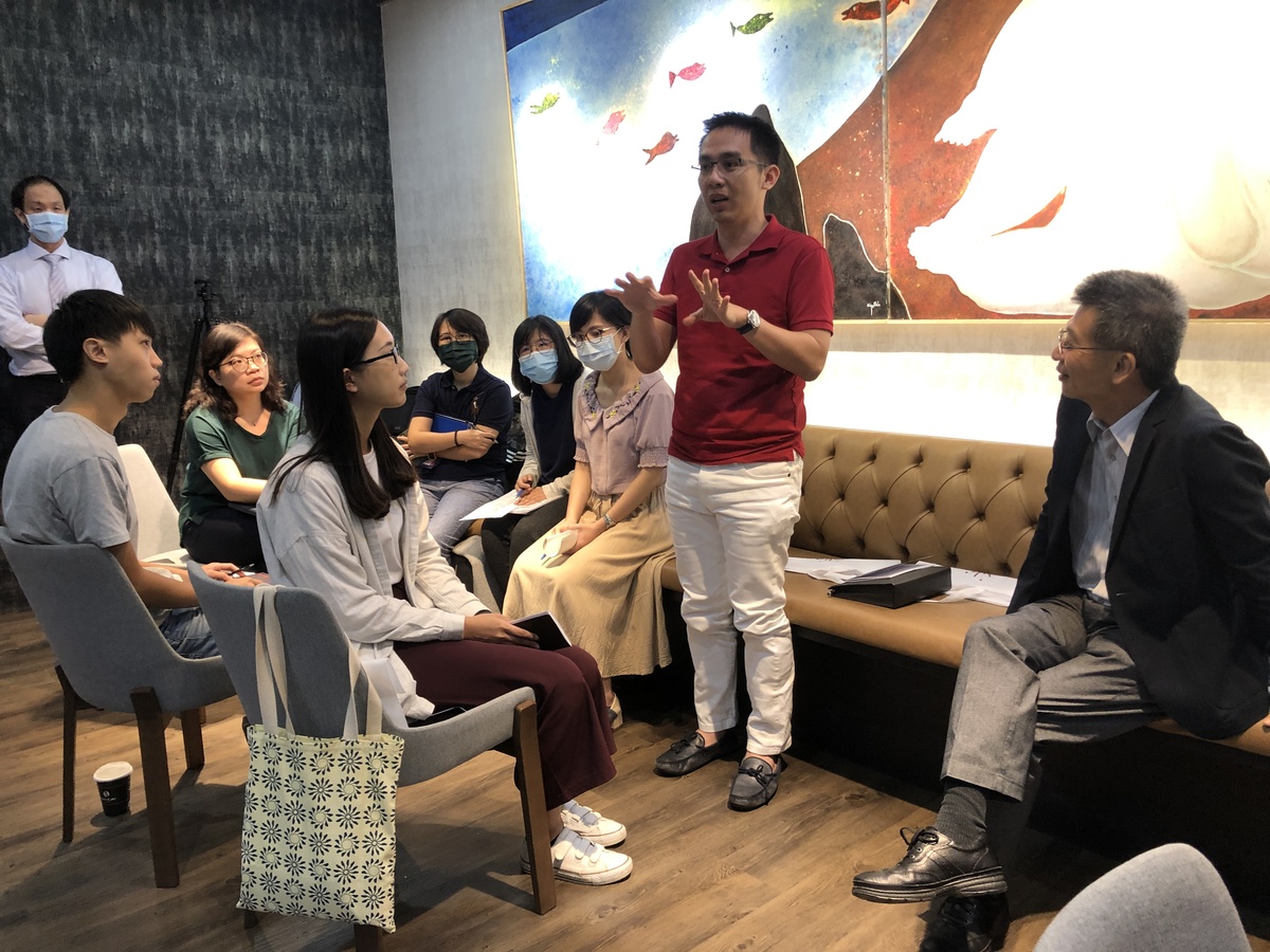 Student sharing his feedback on the discussion with the company’s cadre.Image