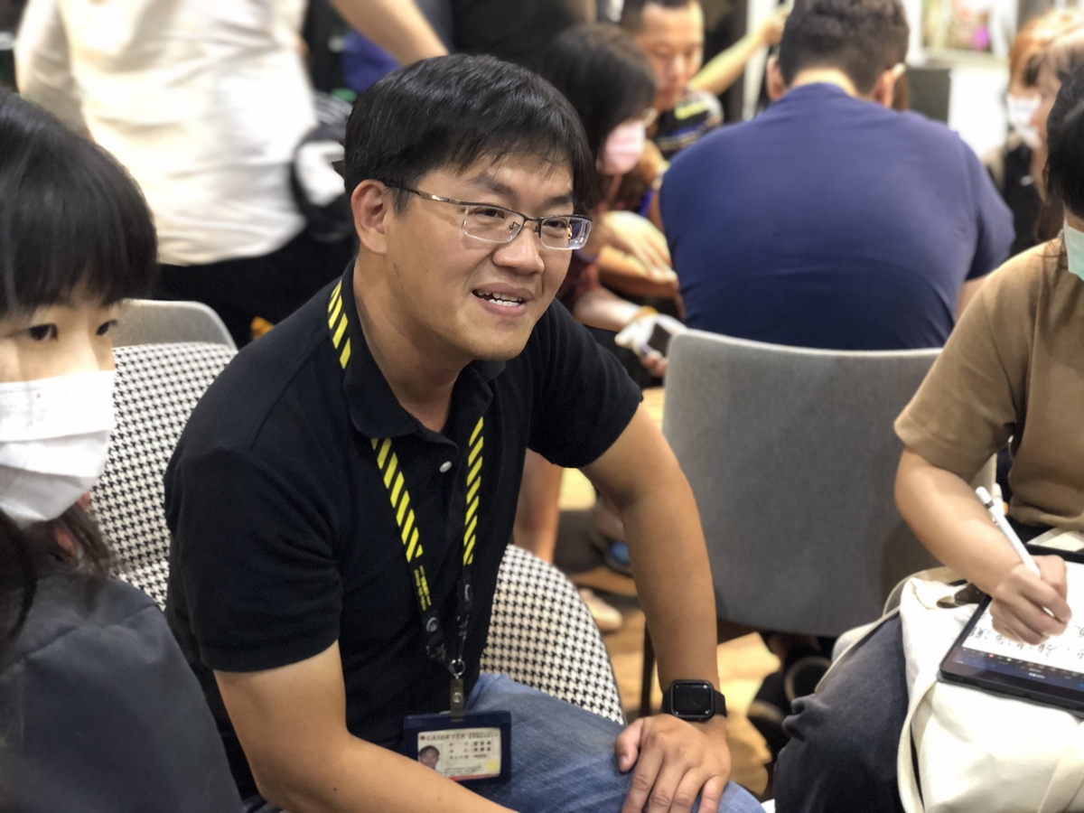 The cadre of Laser Tek Taiwan listening to students’ opinions.Image