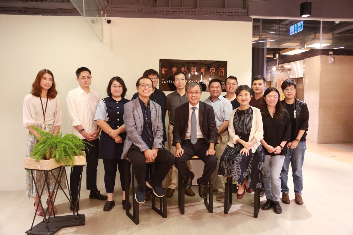 With the Director of Kaohsiung Museum of Fine Arts Yu-Ling Lee as witness, the new Institute of Social Innovation was inaugurated at the Si Wan College, NSYSU. From the left in the front row is Dean of Si Wan College Professor Dun-Hou Tsai, University President Ying-Yao Cheng, Director of Kaohsiung Museum of Fine Arts Yu-Ling Lee, and Deputy Dean of the Si Wan College Shiau-Yun Lu. In the back row from the left are Assistant Professors Koching Chao, Ming-Jen You, Yi-Shin Wu, Associate Professor Shih-Chian Hung, Professor Chun-Yen Tsai, Assistant Professors Hao-Ching Hsia, Cheng-Jung Yang, Shih-Hsiang Sung, and Associate Professor Ru-Mei Hsieh.