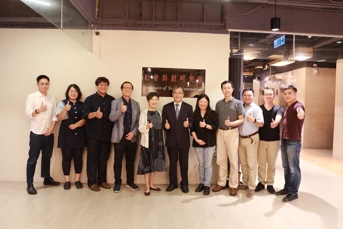 University President Ying-Yao Cheng (sixth from the left) said that the newly-established Institute of Social Innovation is the first institute among public universities in Taiwan, which provides practical education in innovative leadership and action.