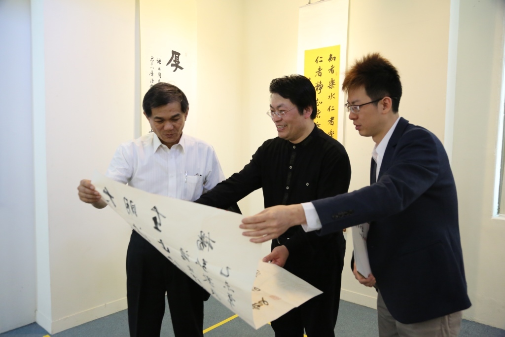 晁博士致贈作品予楊校長圖片