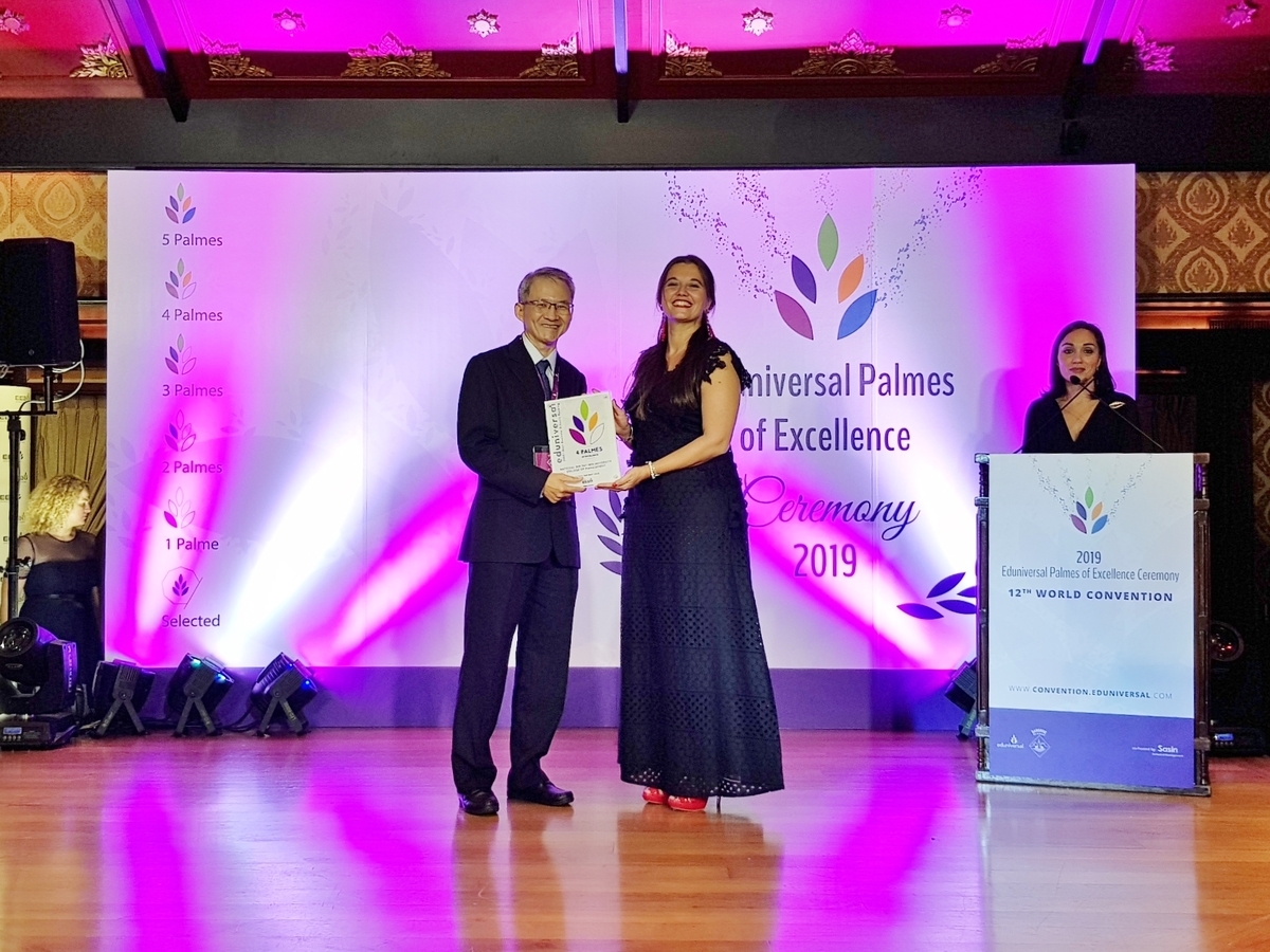 Dean of the College of Management professor San-Yih Hwang (on the left) collects the award on behalf of the UniversityImage
