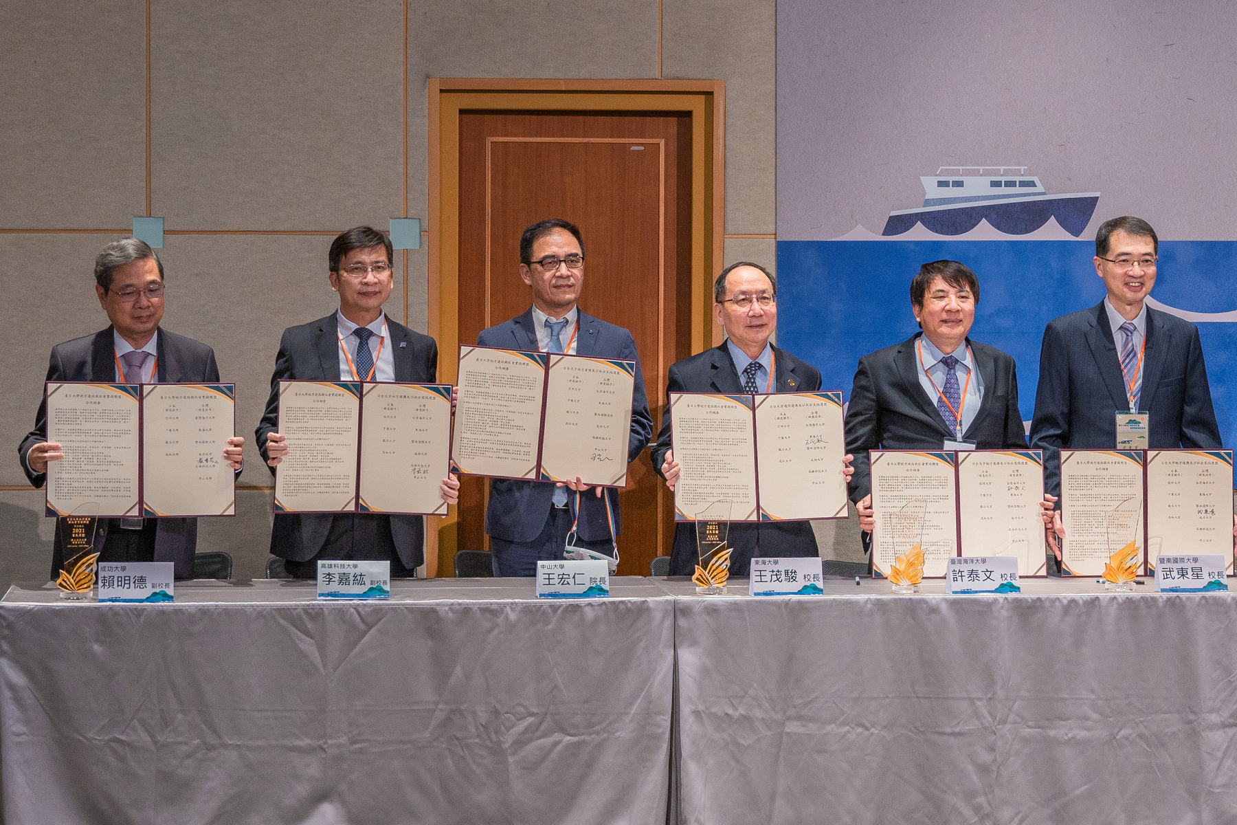Six universities from Taiwan: National Sun Yat-sen University, National Cheng Kung University, National Taiwan Ocean University, National Chi Nan University, Tunghai University, and National Kaohsiung University of Science and Technology joined the Taiwan-Japan Alliance of Local Revitalization and Social Practice. Dean of Si Wan College Hong-Zen Wang (third from the left) signed the letter of intent on cooperation in the name of NSYSU. (Photo by Taiwan-Japan Alliance of Local Revitalization and Social Practice)