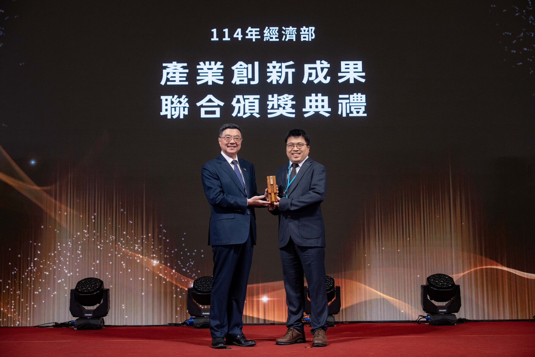 Distinguished Professor Yung-Jr Hung (right) of the Department of Photonics at NSYSU won the Ministry of Economic Affairs' "National Invention and Creation Award" gold medal for his outstanding industry-university research performance, and was honored by Premier Cho Jung-tai of the Executive Yuan (left). (Credit: Department of Industrial Technology, Ministry of Economic Affairs)Image