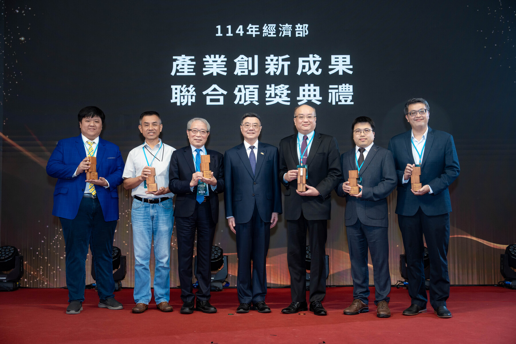 Group photo of the Ministry of Economic Affairs' "National Invention and Creation Award" gold medal winners. Distinguished Professor Yung-Jr Hung (right) of the Department of Photonics at NSYSU (second from right) is the only academic recipient. He was honored with the award by Premier Cho Jung-tai of the Executive Yuan (fourth from right). (Credit: Department of Industrial Technology, Ministry of Economic Affairs)Image