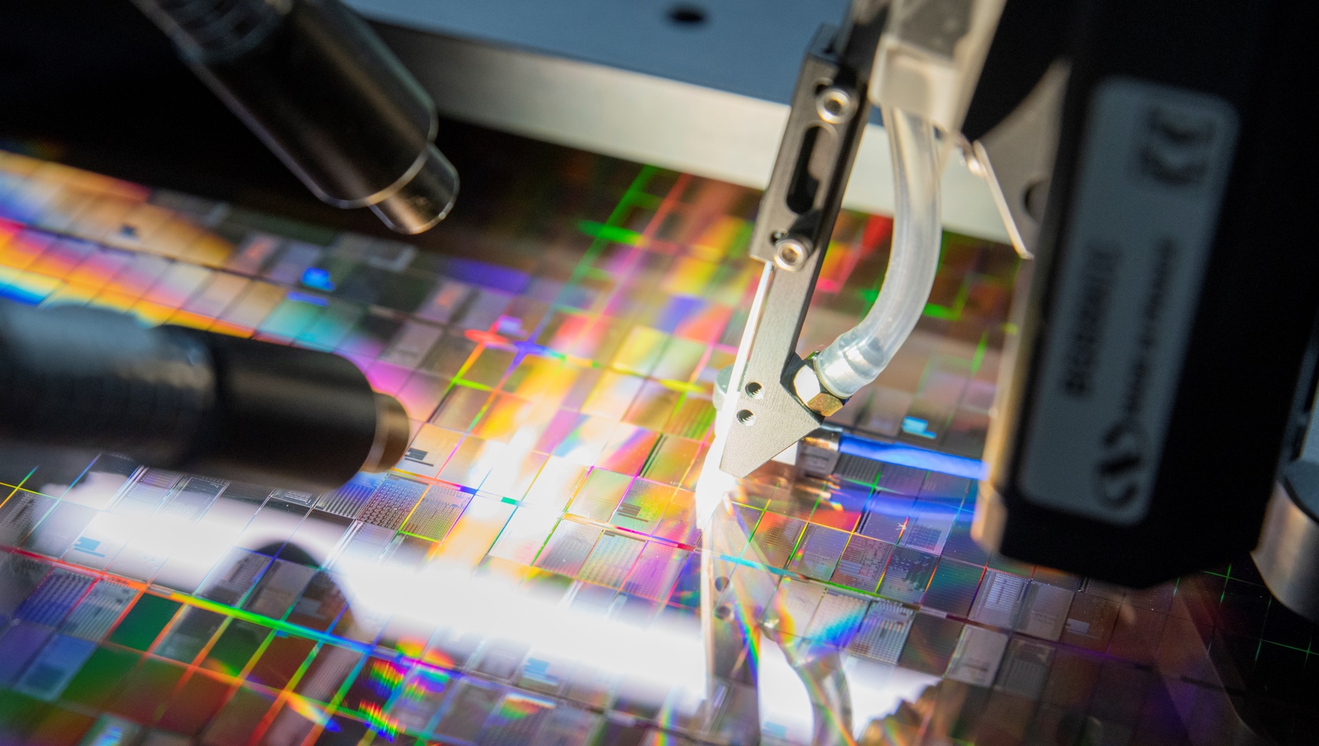 Silicon photonic chips are extremely small, and a 12-inch wafer can be cut into tens of thousands of silicon photonic gyroscope chips, significantly reducing production costs.Image