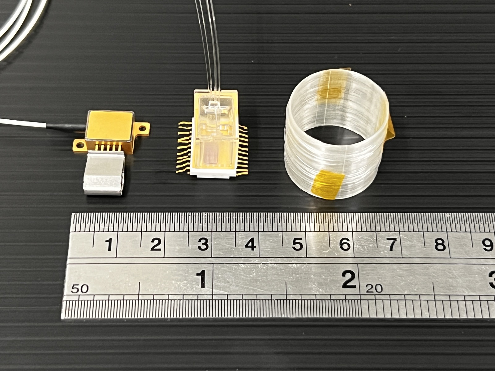 Distinguished Professor Yung-Jr Hung of the Department of Photonics at NSYSU led a research team to simplify the bulky traditional fiber optic gyroscope system into three components: light source, silicon photonic chip, and fiber coil from left.Image