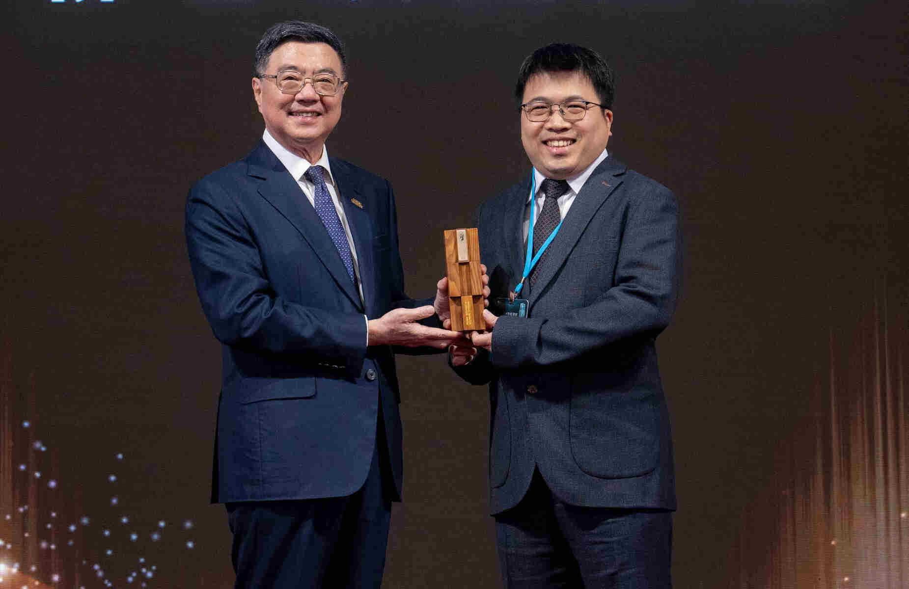 NSYSU professor Yung-Jr Hung wins the National Invention and Creation Award gold medal for inventing the miniaturized fiber optic gyroscope