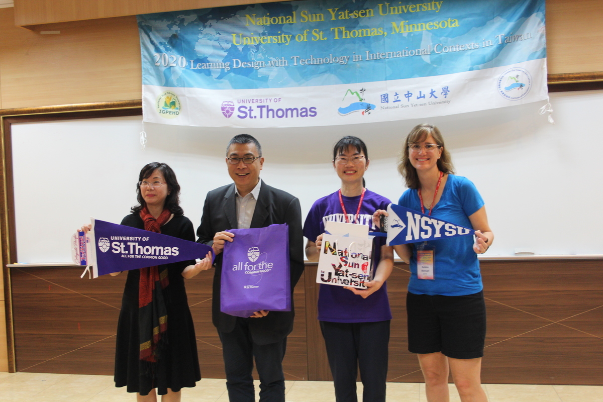 The Institute of Education and the International Graduate Program of Education and Human Development of NSYSU, together with the University of St. Thomas (UST), USA, established an English-taught program – “Learning Design with Technology in International Contexts in Taiwan”. NSYSU Vice President for International Affairs Chih-Wen Kuo (second on the left) passes a gift to the guests.