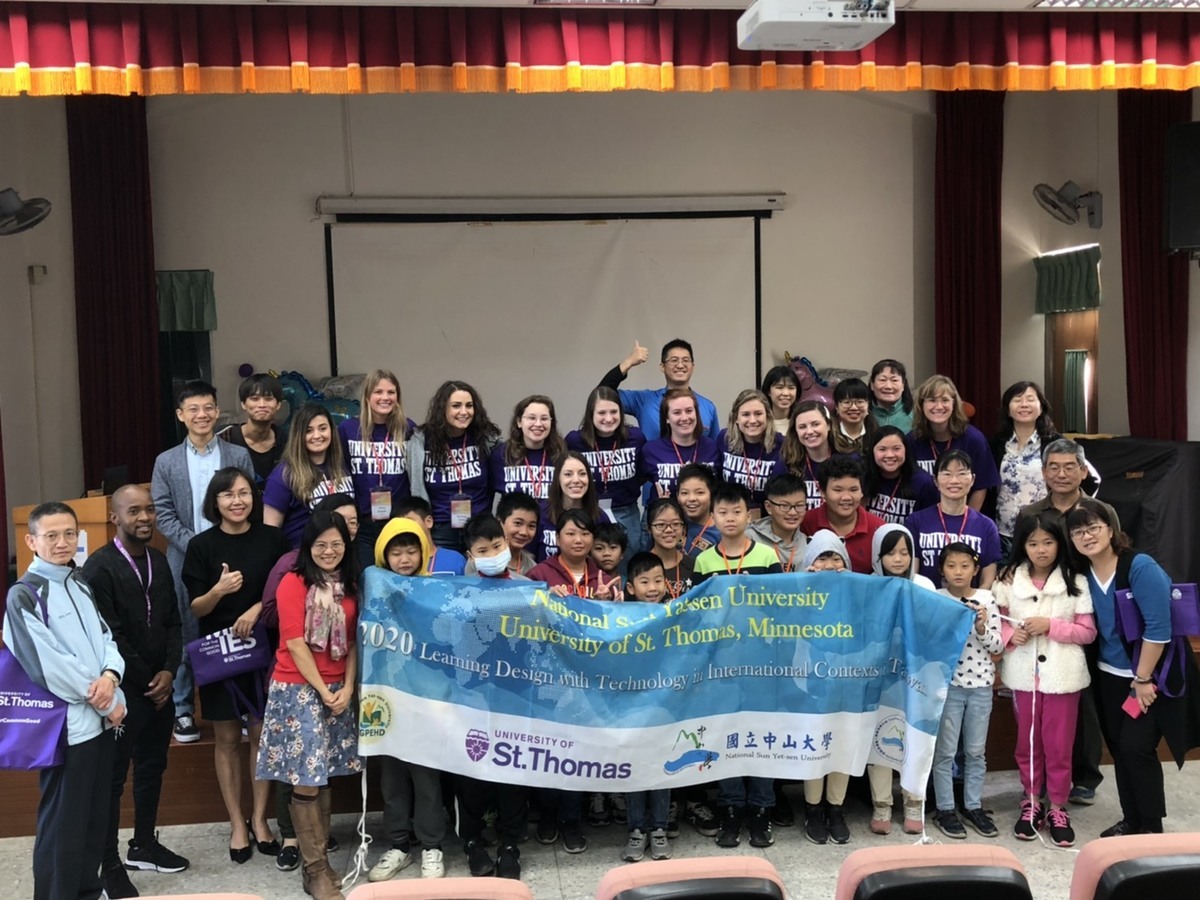 Pre-service teachers and faculty members of UST visit Long-Mu Elementary School