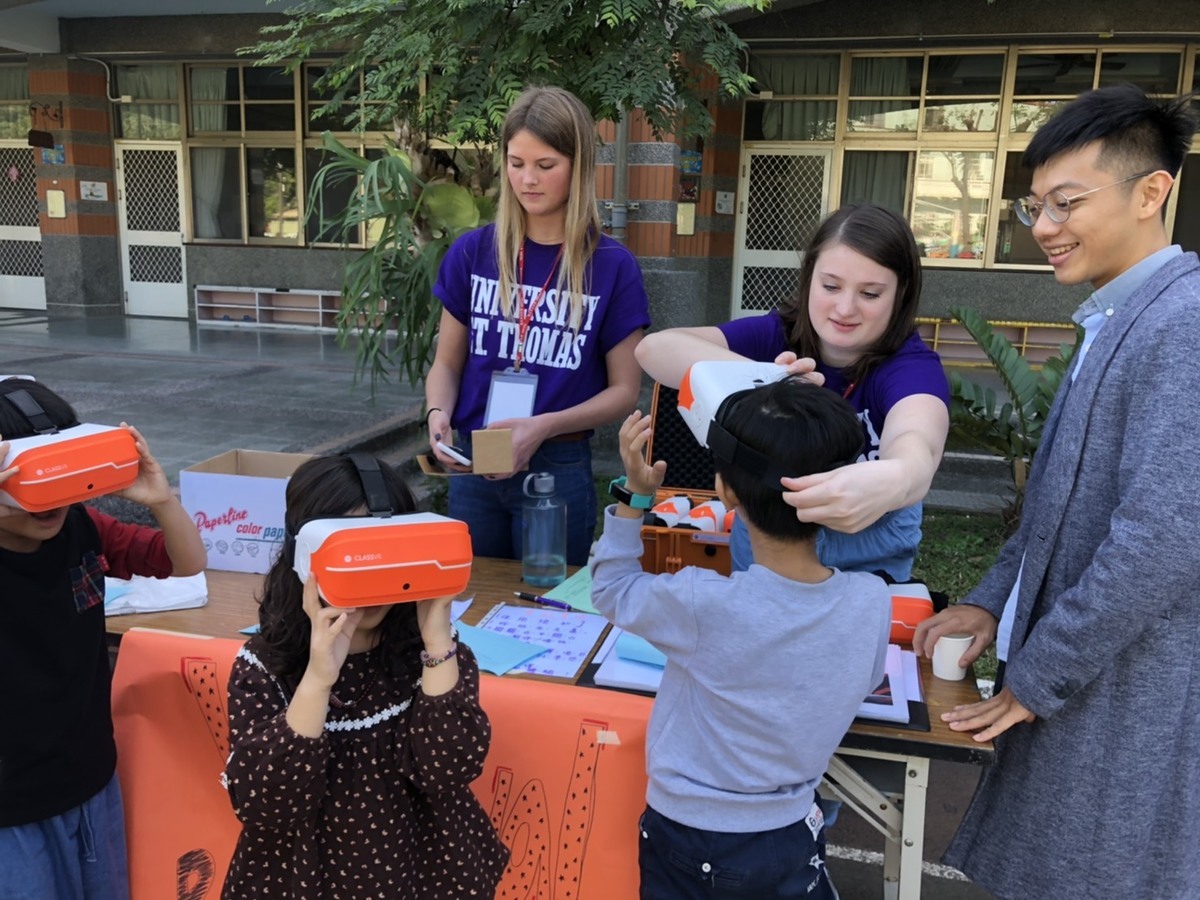 US pre-service teachers let the children of Long-Mu Elementary School experience VR