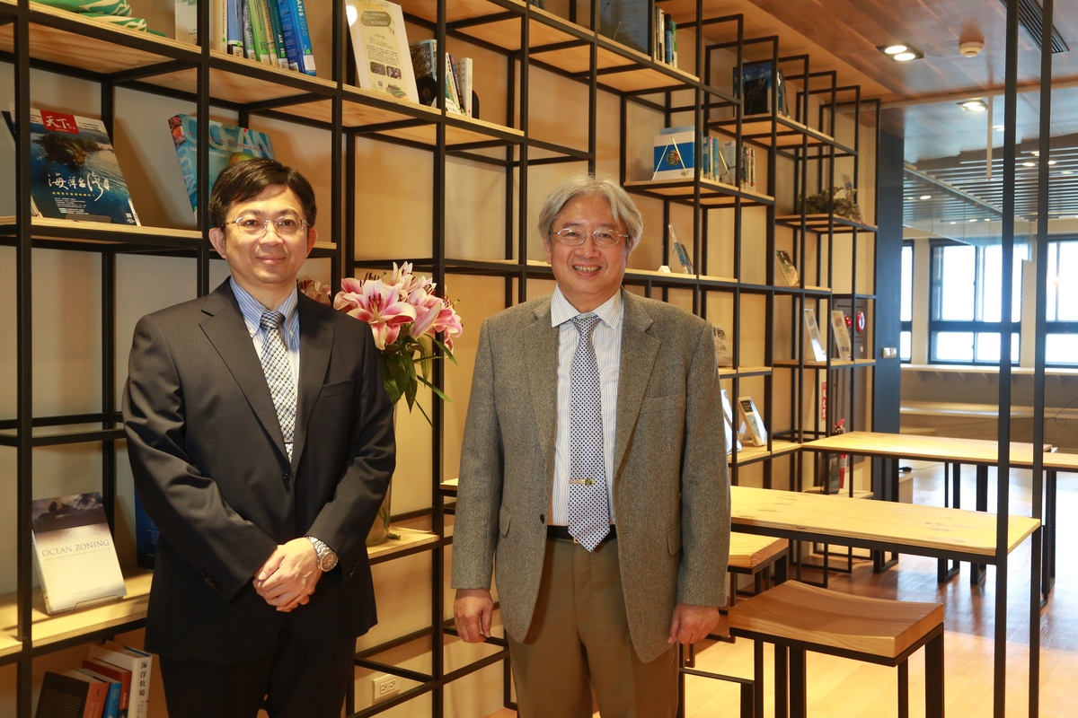 Dean of the College of Engineering Professor Chih-Peng Li of the Institute of Communications Engineering (on the left) and Professor Jentaie Shiea of the Department of Chemistry receive the Outstanding Research Award of the Ministry of Science and Technology for the 2019/2020 academic year.