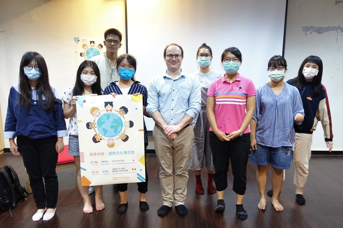 Assistant Professor of the Department of Chinese Literature Mark McConaghy (fourth from the left in the front row), who comes from Canada, gave a speech about cultural diversity in his native Canada.