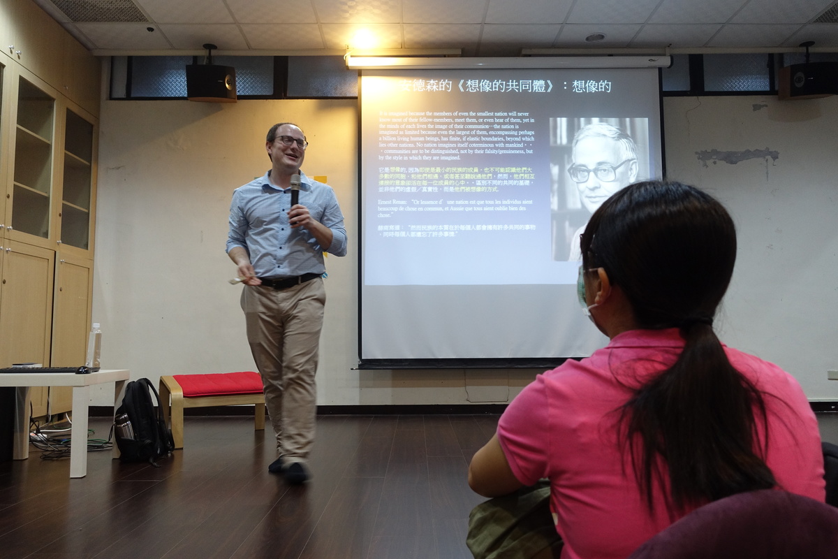 Assistant Professor of the Department of Chinese Literature Mark McConaghy (fourth from the left in the front row), who comes from Canada, gave a speech about cultural diversity in his native Canada.