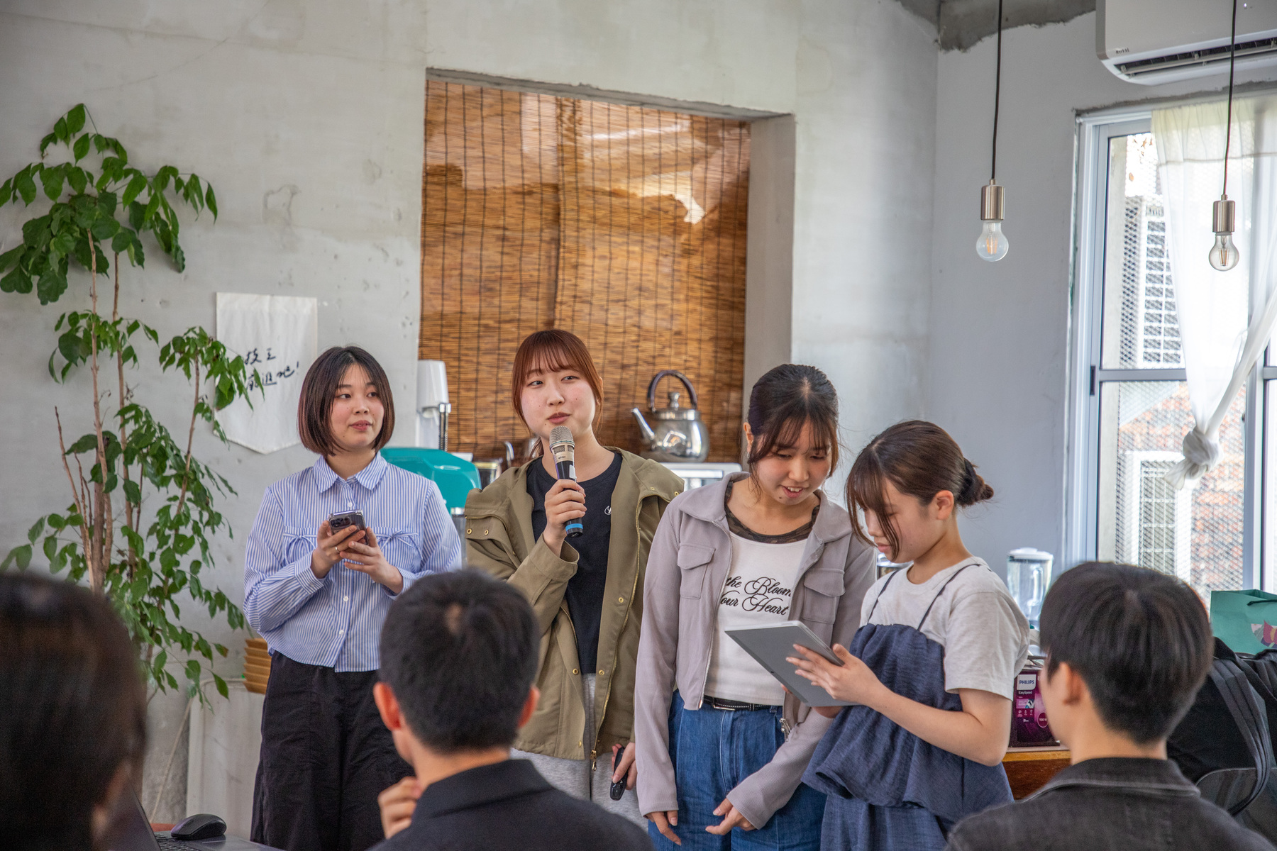 Ehime University students introduced Japanese traditional culture, food culture, and idol culture to promote mutual understanding and cultural exchange.Image