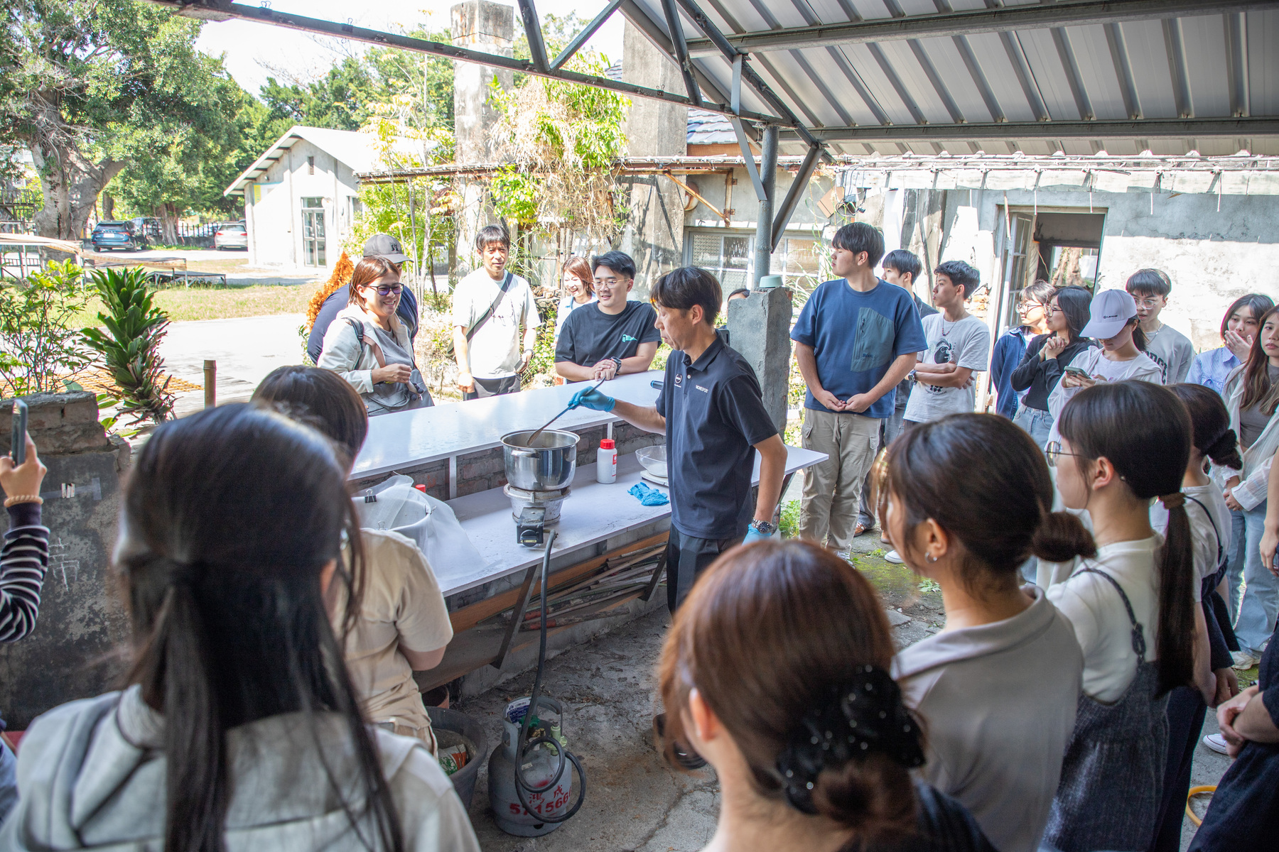 Associate Professor Satoru Fukugaichi demonstrated how banana pseudo-stems are processed into the primary material for papermaking.Image