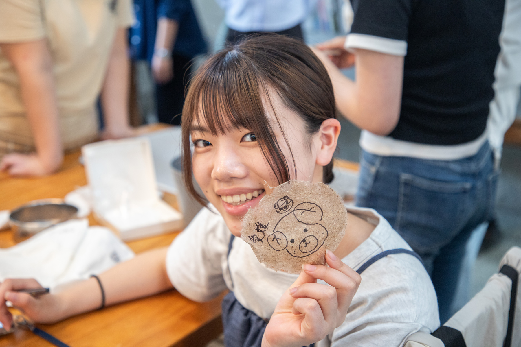 Taiwanese and Japanese students learned how to make delicate washi paper from Cishan banana pseudo-stems and practiced writing on it.Image