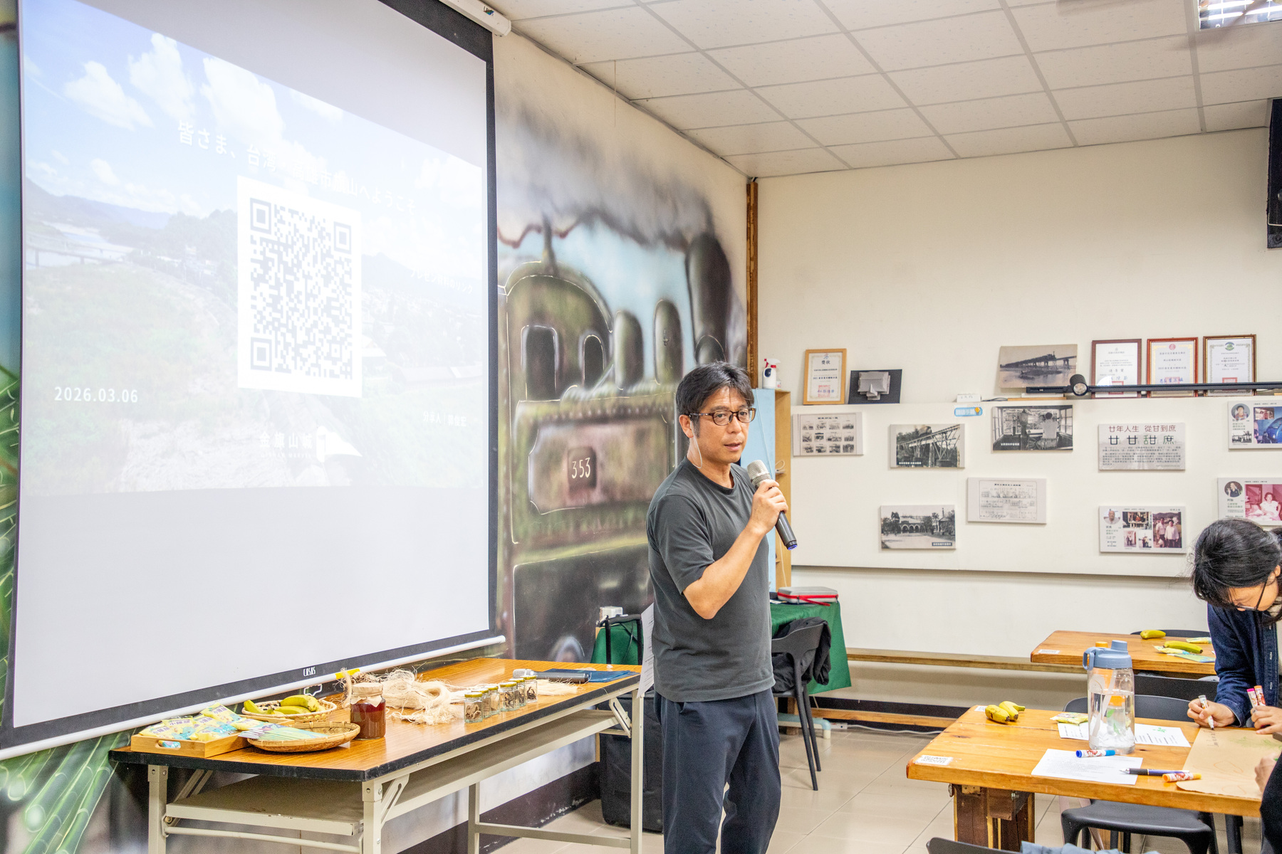 Associate Professor Akira Yamanaka compiled students' questions and engaged in further discussions with Chun-Hung Kuo to deepen students' understanding of Cishan's local industries and revitalization models.Image