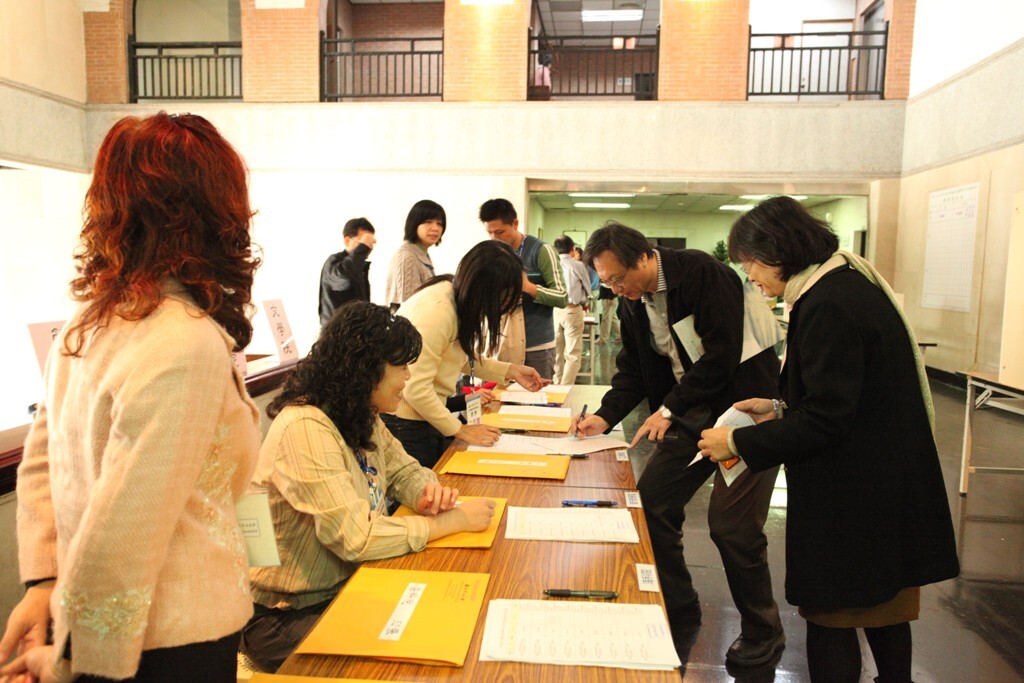 核對身分領取選票圖片