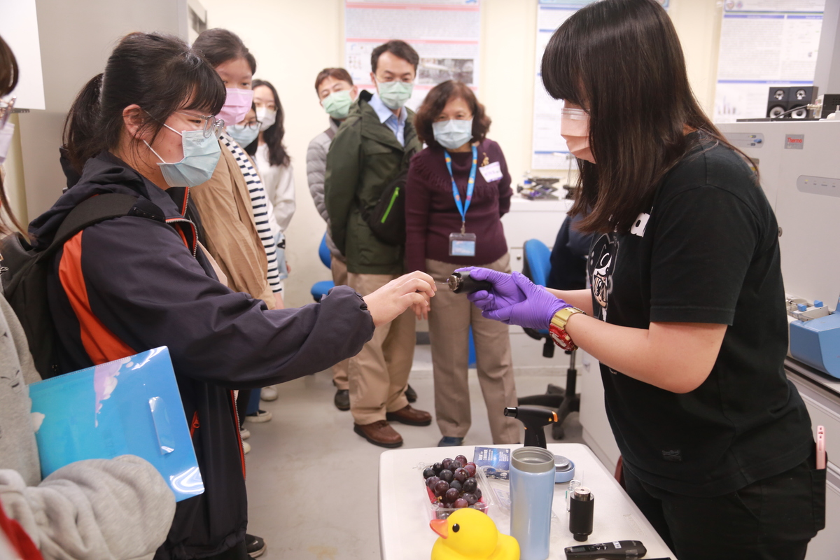 Science camp for high schoolers to cultivate future female scientists