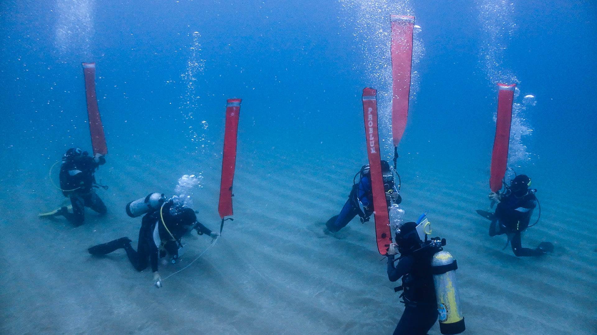 Inflating a safety signal tube underwater is one of the skills required to obtain PADI Open Water Diver certification (photo provided by the instructor of NSYSU Diving Team Yi-Huang Chen)Image