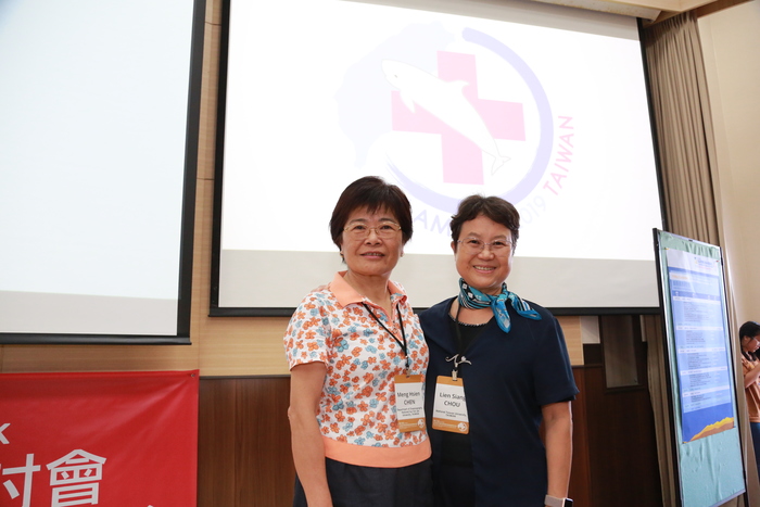 Lien-Siang Chou (on the right), professor at National Taiwan University and pioneer of the research on cetaceans in Taiwan, said that organizing this conference in Taiwan had been her dream for more than 25 years, and it has finally come true at NSYSU.圖片