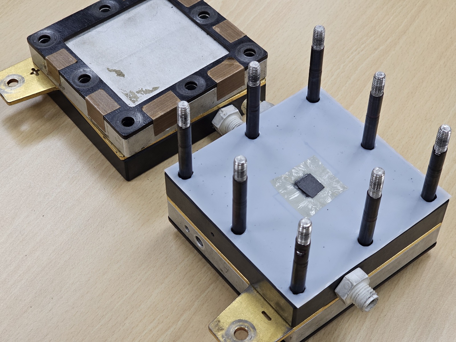 A single cell of the fuel cell utilizing the newly developed proton exchange membrane.Image