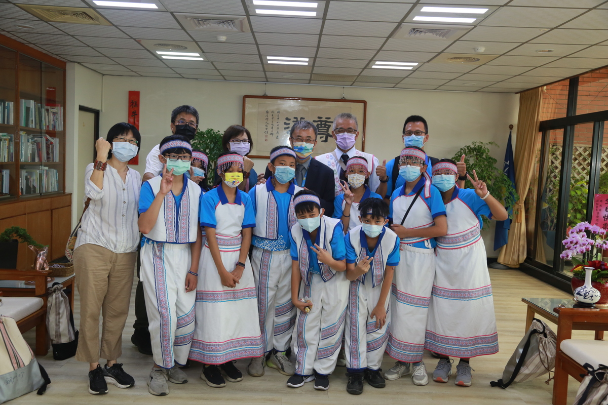 NSYSU President Ying-Yao Cheng (in the center of the second row) and Vice President Ching-Li Yang (second from the left in the second row) welcomed the visit of the pupils of Hualien Tongmen Elementary School. The trip aimed at opening students’ eyes and helping them set ambitious goals for the future.