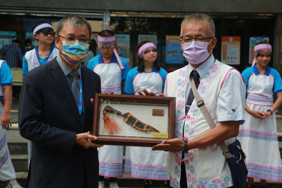 NSYSU President Ying-Yao Cheng (on the left) welcomed the visit of the Hualien Tongmen Elementary School. Principal Chin-Tsung Huang of the Tongmen Elementary School (on the right) hands him a gift – an aboriginal people’s machete.