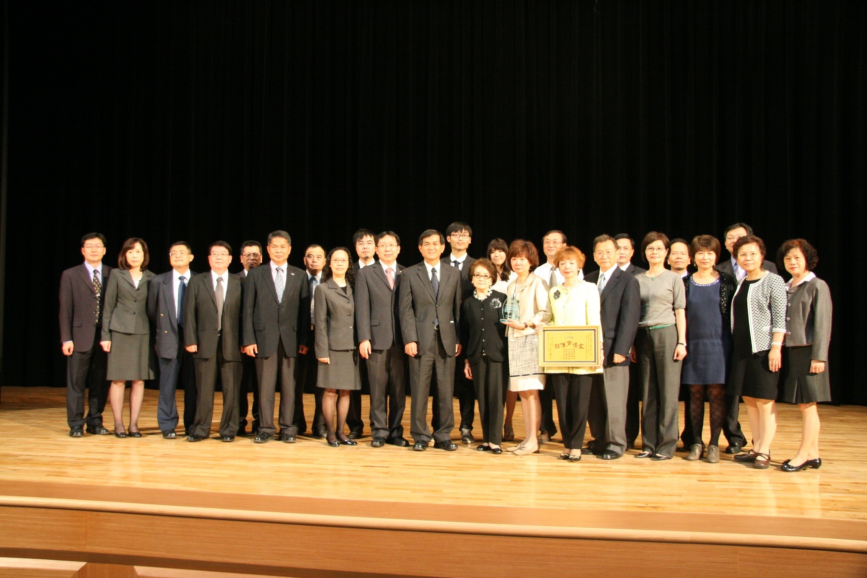 中山大學與新光集團主管合照圖片