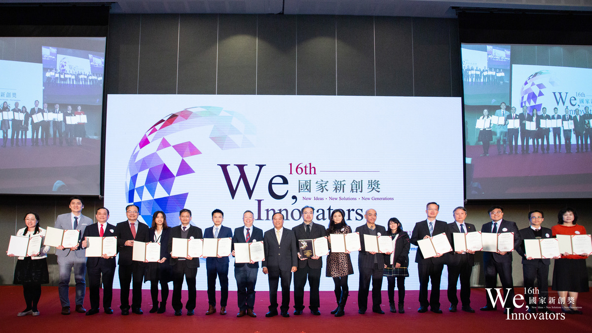 Academic and Research Innovation Award: Professor Zhi-Hong Wen (fifth from the right) won the National Innovation Advancement Award in the category of Agricultural and Food Biotechnology.