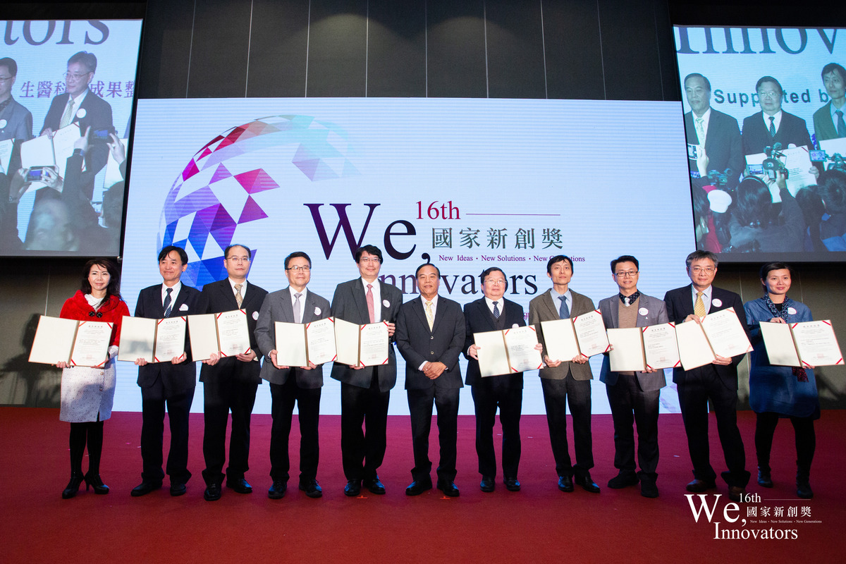 Academic and Research Innovation Award: Professor Mel S. Lee (fourth from the left) won the National Innovation Advancement Award in the category of Medical Innovations and Diagnostic Technology.