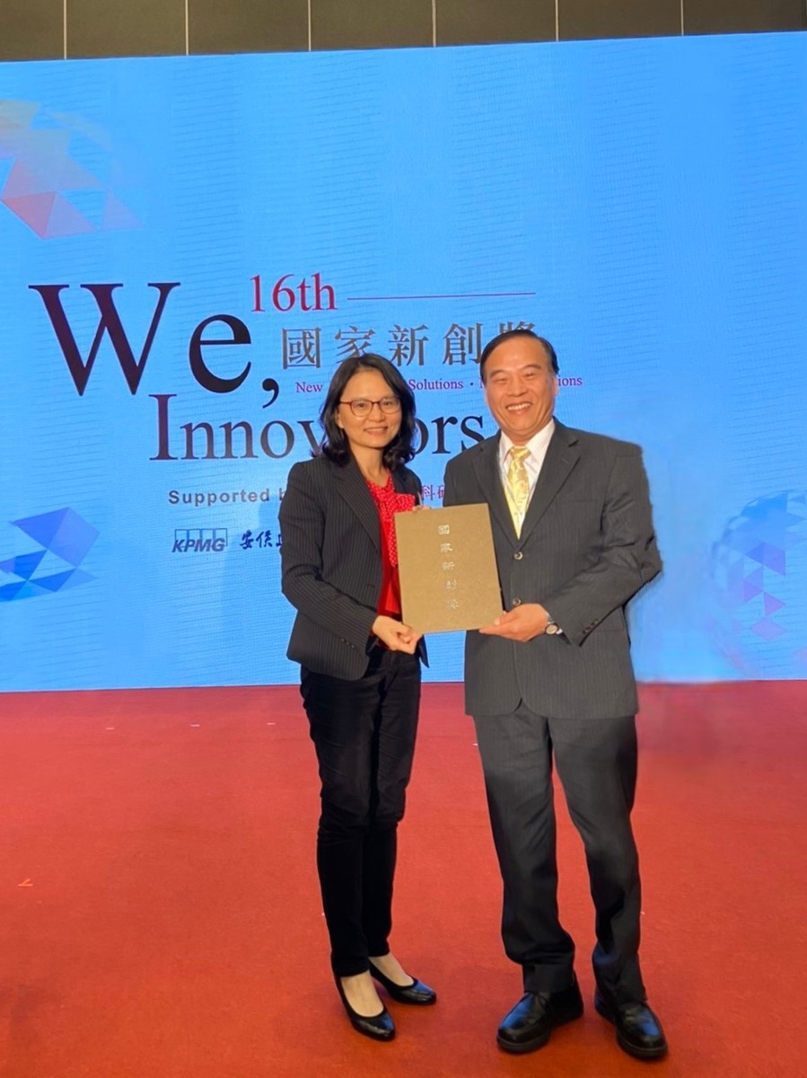 Academic and Research Innovation Award: Professor Lie-Fen Shyur (on the left) won the National Innovation Advancement Award in the category of Agricultural and Food Biotechnology.