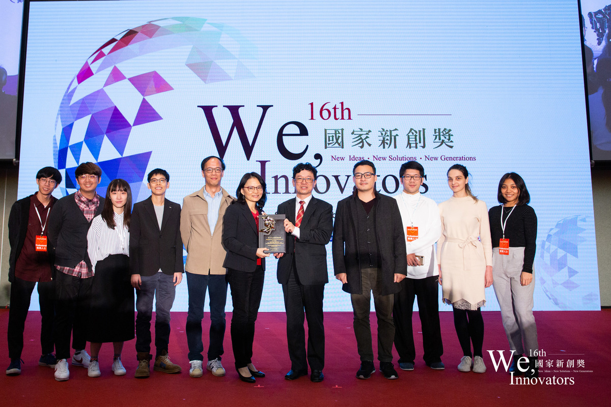 Academic and Research Innovation Award: Professor Lie-Fen Shyur (in the middle) won the National Innovation Award in the category of Biopharmacy and Precision Medicine.