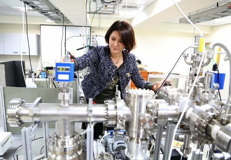 中山大學化學系助理教授王家蓁領導實驗室團隊，開發出「新一代多功能氣膠檢測儀」。記者徐如宜／攝影圖片