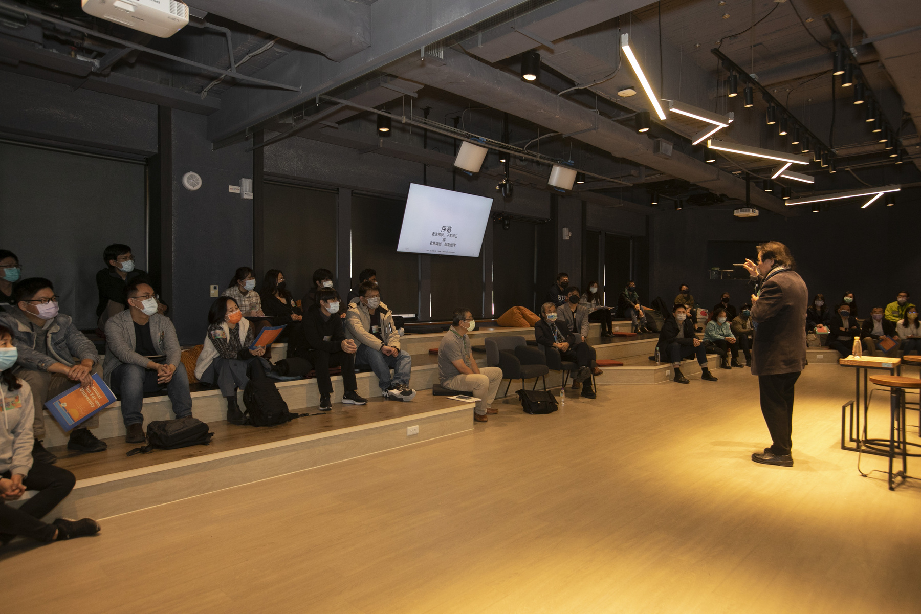 NSYSU Emeritus Chair Professor and Distinguished Chair Professor of National Chengchi University Jing-Jyi Wu give a speech to guide young scholars new to the academia.Image