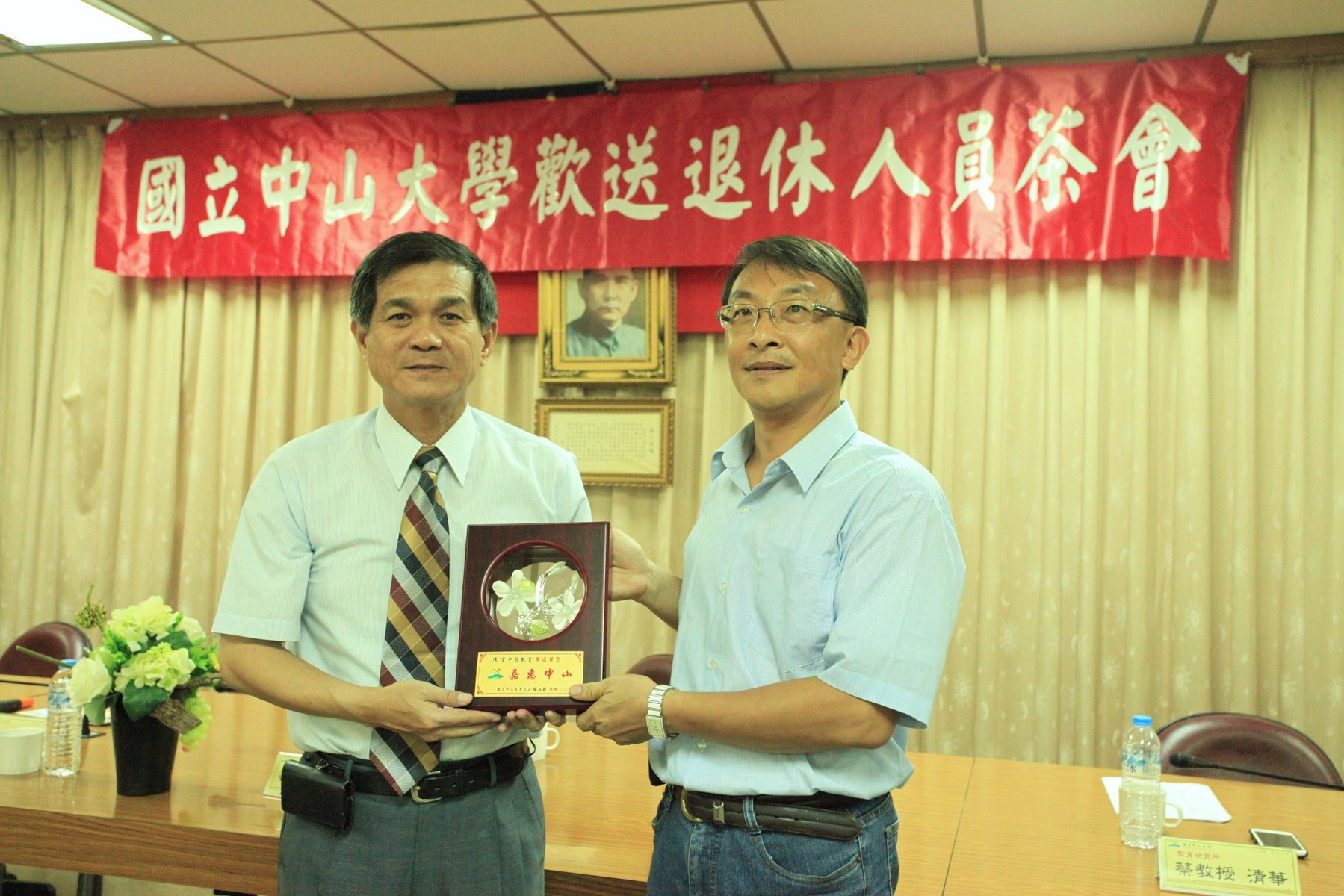 右為學務處陳宜中校教官圖片
