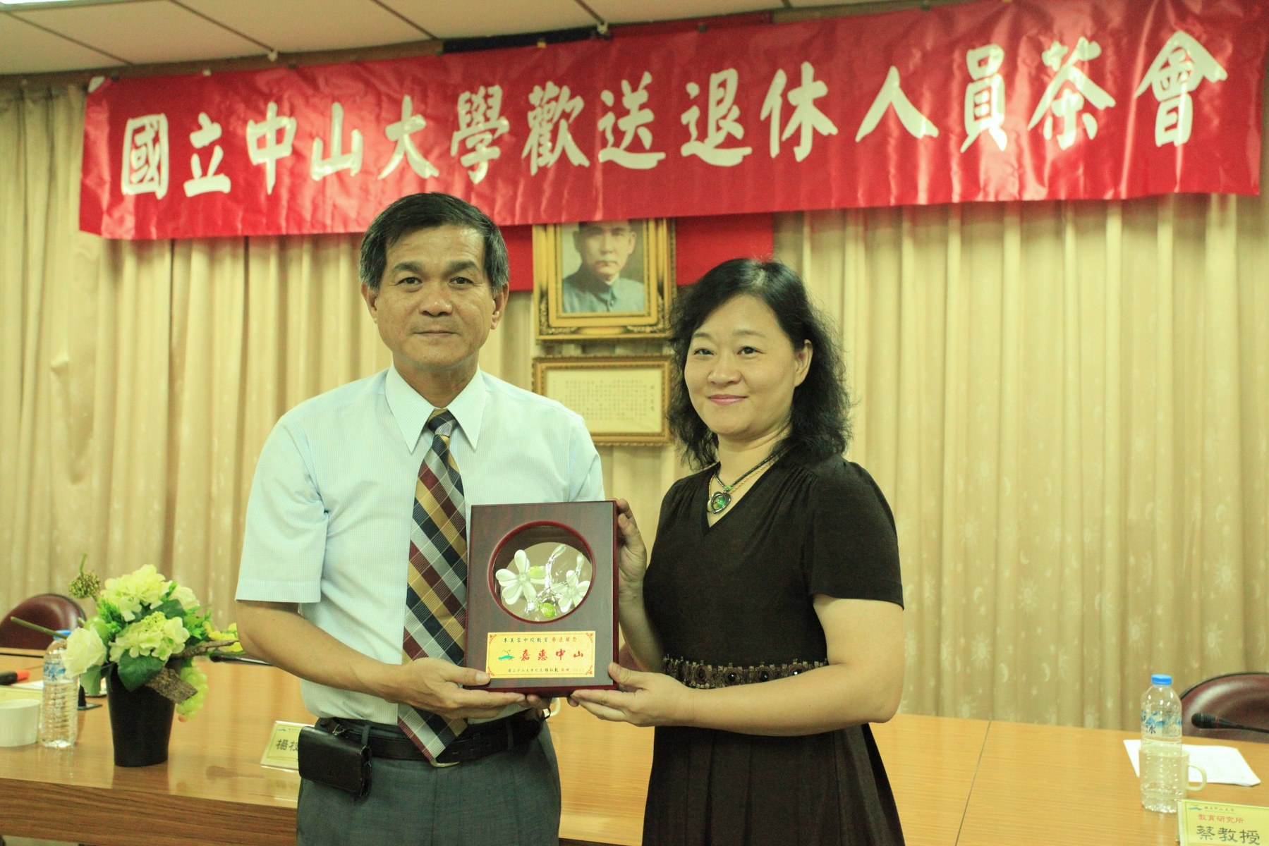 右為學務處李美蓉中校教官圖片
