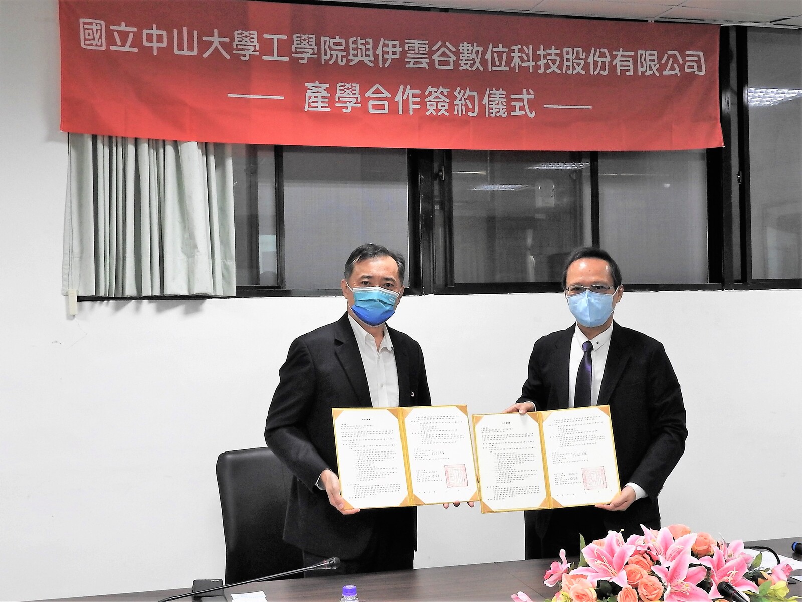 Dean of NSYSU’s College of Engineering Professor Chun-I Fan (on the right) and Chairman of eCloudvalley Chi-Hsiung Lin (on the left) signed an industry-academia cooperation plan.Image