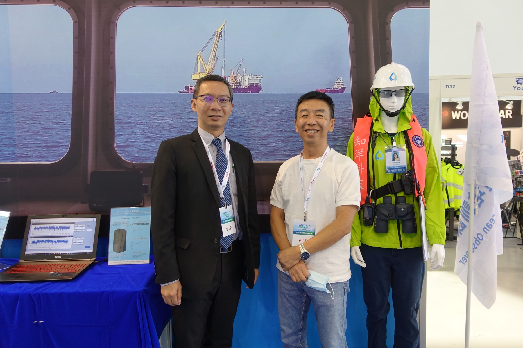 NSYSU alumnus and Awareocean Technology Co., Ltd. general manager Hsiang-Chih Chan (left) and Professor Ruey-Chang Wei (right).