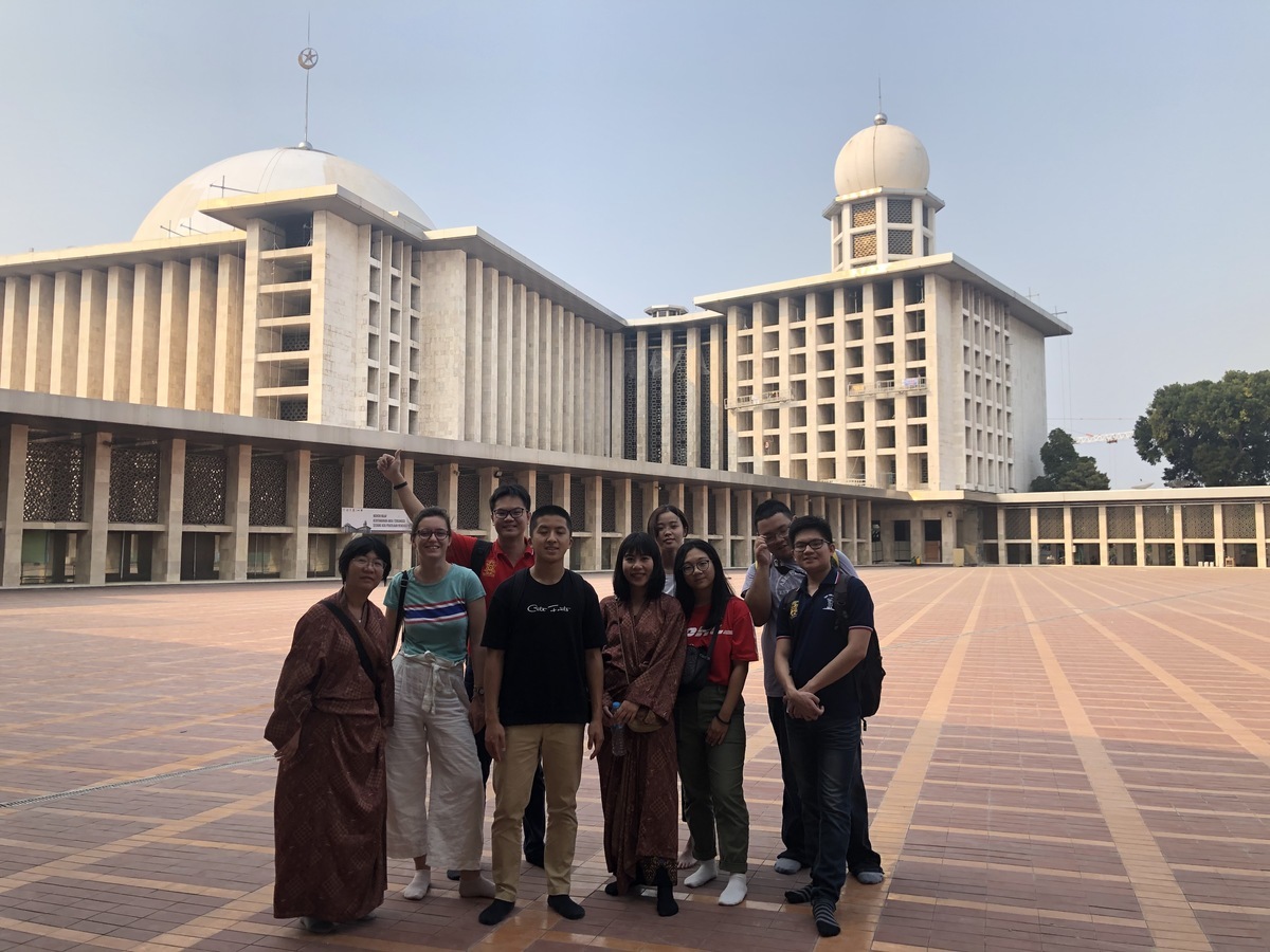 Visit to the biggest mosque in South-East Asia - Istiqlal Mosque