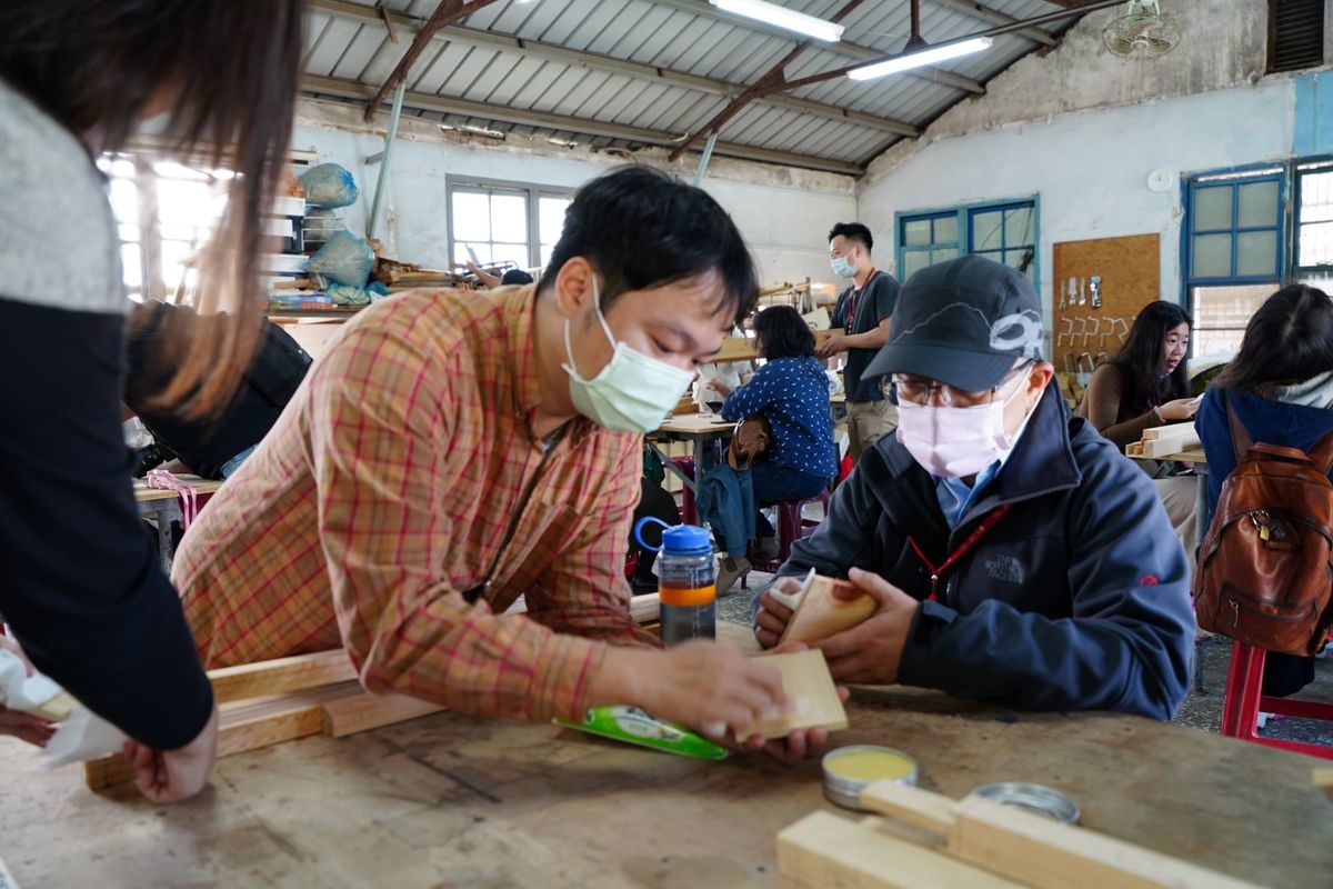 Research assistant Wei-Chi Wang, a licensed woodworker, started a course on woodworking in Cijin Social Development Base. (NSYSU stock photo)Image
