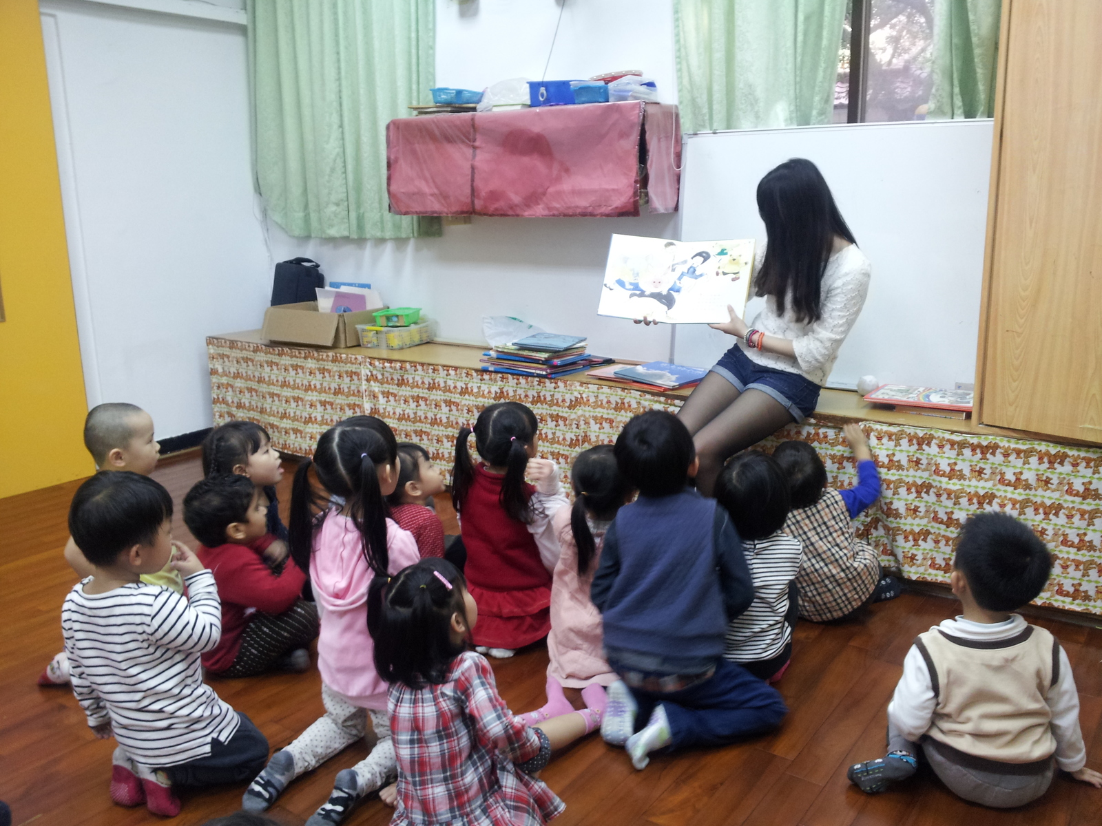 在中山大學附設幼稚園擔任志工(此照片由陳怡儒本人提供)圖片