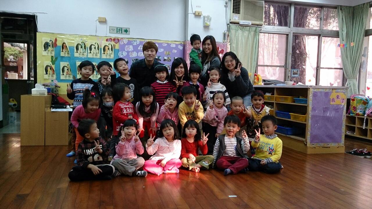 於中山大學附設幼稚園當志工與小朋友們合照(此照片由陳怡儒本人提供)圖片