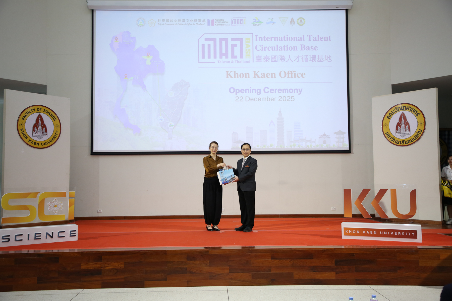 NSYSU presents a commemorative gift to KKU in appreciation of its support for the INTACT Base.Image