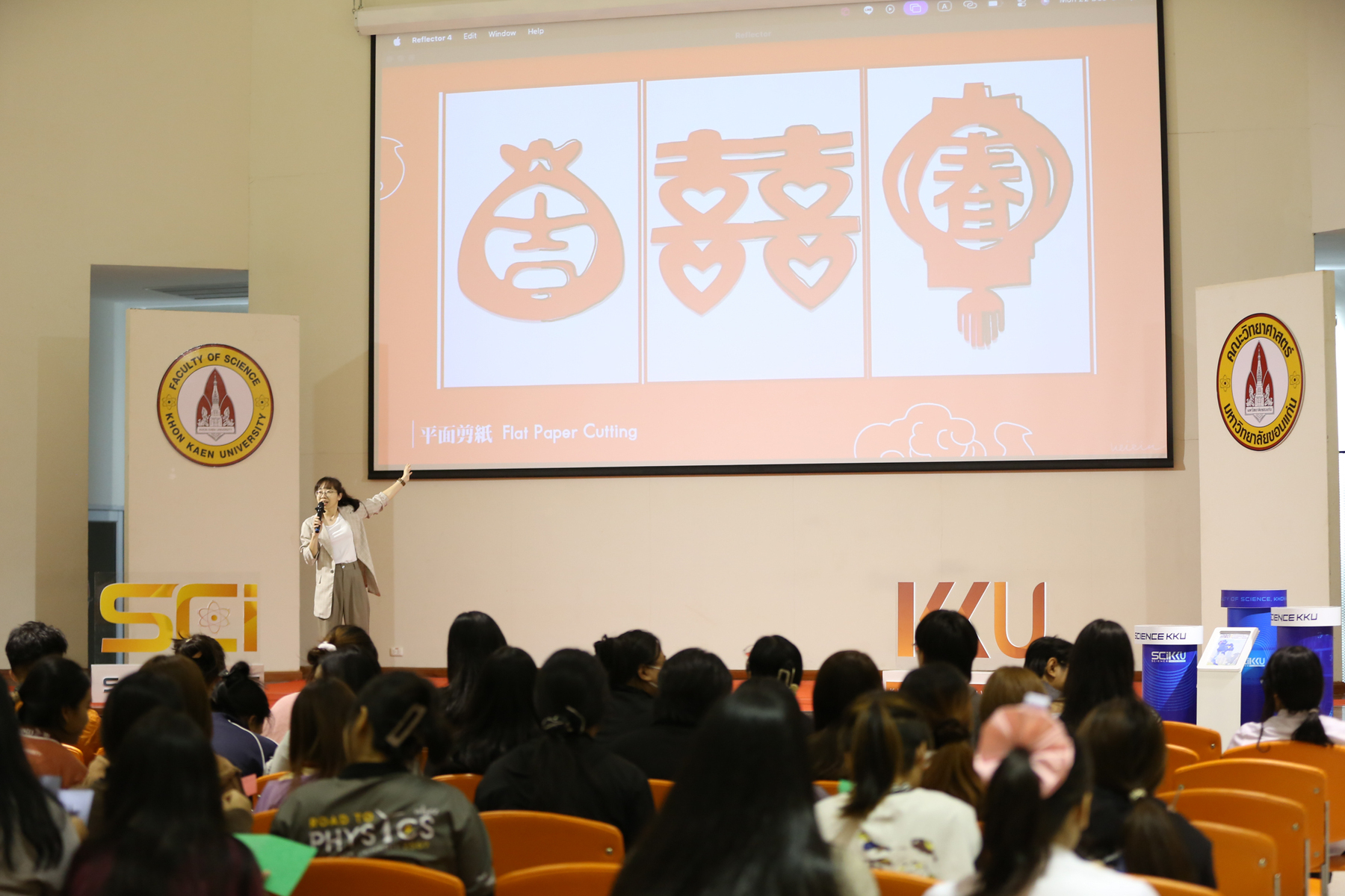 Mandarin instructor Wei-Hsin Tung guides KKU students to experience Taiwanese cultural.Image