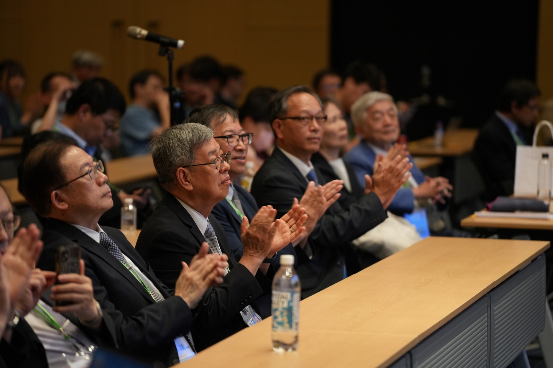The Single Topic Conference on MAFLD, an important international conference, was held in Taiwan for the first time. Outstanding scholars, including Jia-Horng Kao (first from left), Vice Superintendent of National Taiwan University Hospital and clinical physician in the Department of Internal Medicine, and Chien-Jen Chen (second from left), the former Premier of Taiwan and an authority on viral hepatitis diagnosis, as well as Ming-Lung Yu (third from left), the then Senior Vice President of NSYSU, Director of the CEMAFLD, and the President of the conference, were invited to participate in this event. (Credit: TASL)